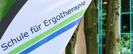 Eine Fahne der Schule für Ergotherapie