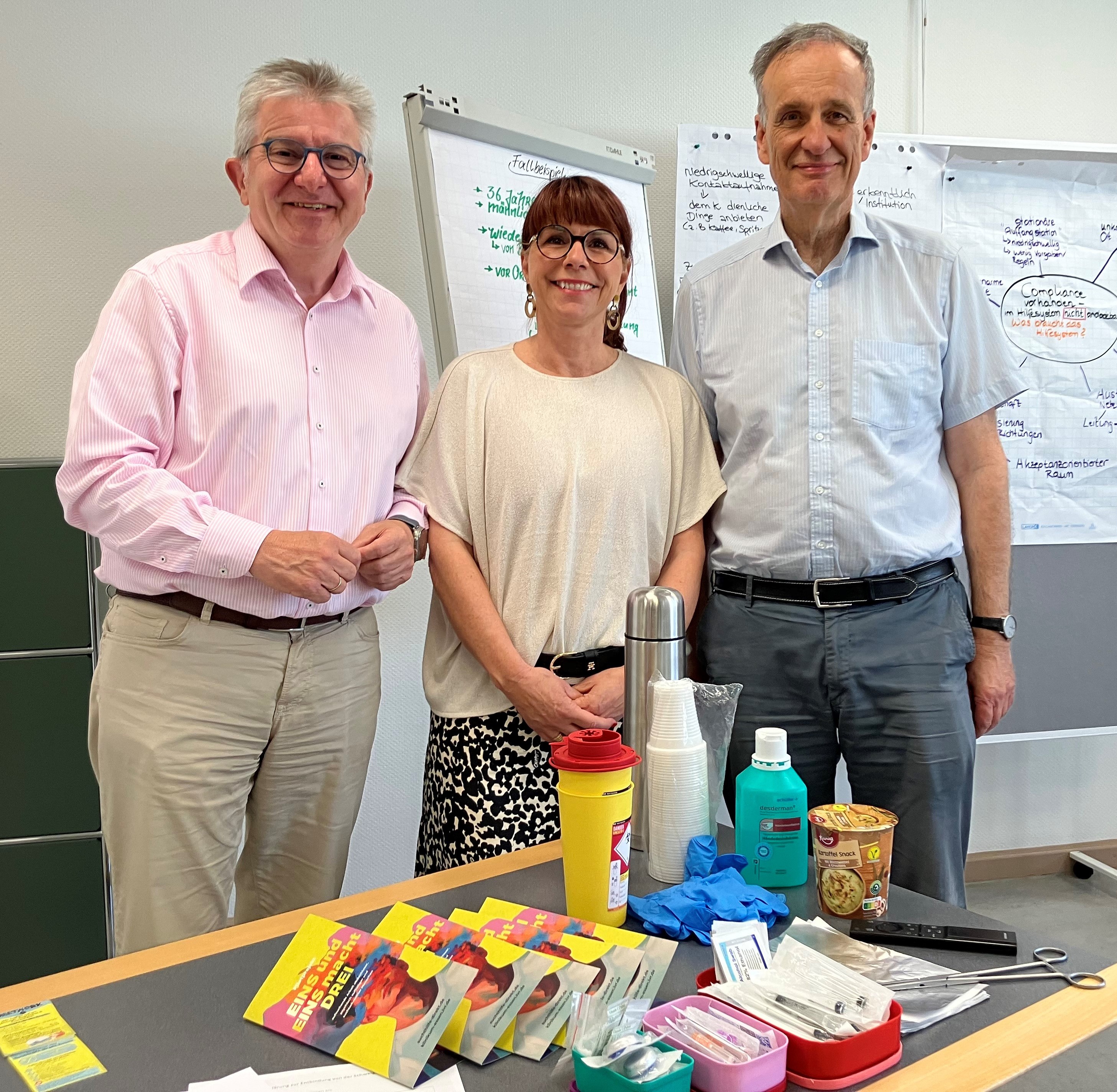 Das Bild zeigt Vertreter*innen der am Projekt beteiligten Institutionen: Peter Renzel, Bärbel Marrziniak, Prof. Dr. Norbert Scherbaum