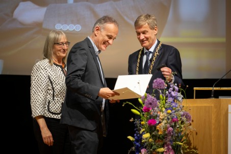 Prof. Dr. Christel Marian, Sekretarin der Klasse für Naturwissenschaften und Medizin, Prof. Dr. med. Norbert Scherbaum, Direktor der Klinik für Psychiatrie und Psychotherapie und der Klinik für Abhängiges Verhalten und Suchtmedizin an der LVR-Universitätsklinik Essen, und Prof. Dr. med. Dr. h.c. Dr. h.c. Gerd Heusch, Präsident der NRW-Akademie, bei der Jahresfeier der Akademie in Düsseldorf. Fotonachweis: NRW-Akademie der Wissenschaften und der Künste / Fotografin: Bettina Engel-Albustin