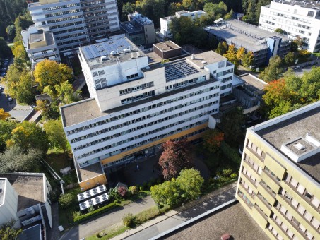 In diesem Bild sieht man die LVR-Universitaetsklinik von oben, aus der Vogelperspektive.