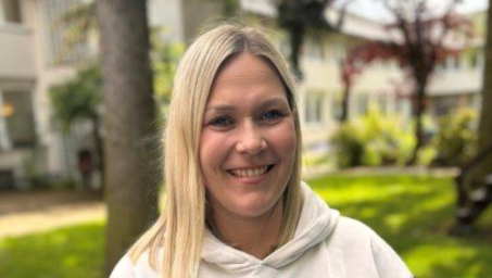 Auf diesem Bild sieht man Lisa Giesen, stellvertretende Stationsleitung der Tagesklinik Altenessen der LVR Kinder- und Jugendpsychiatrie