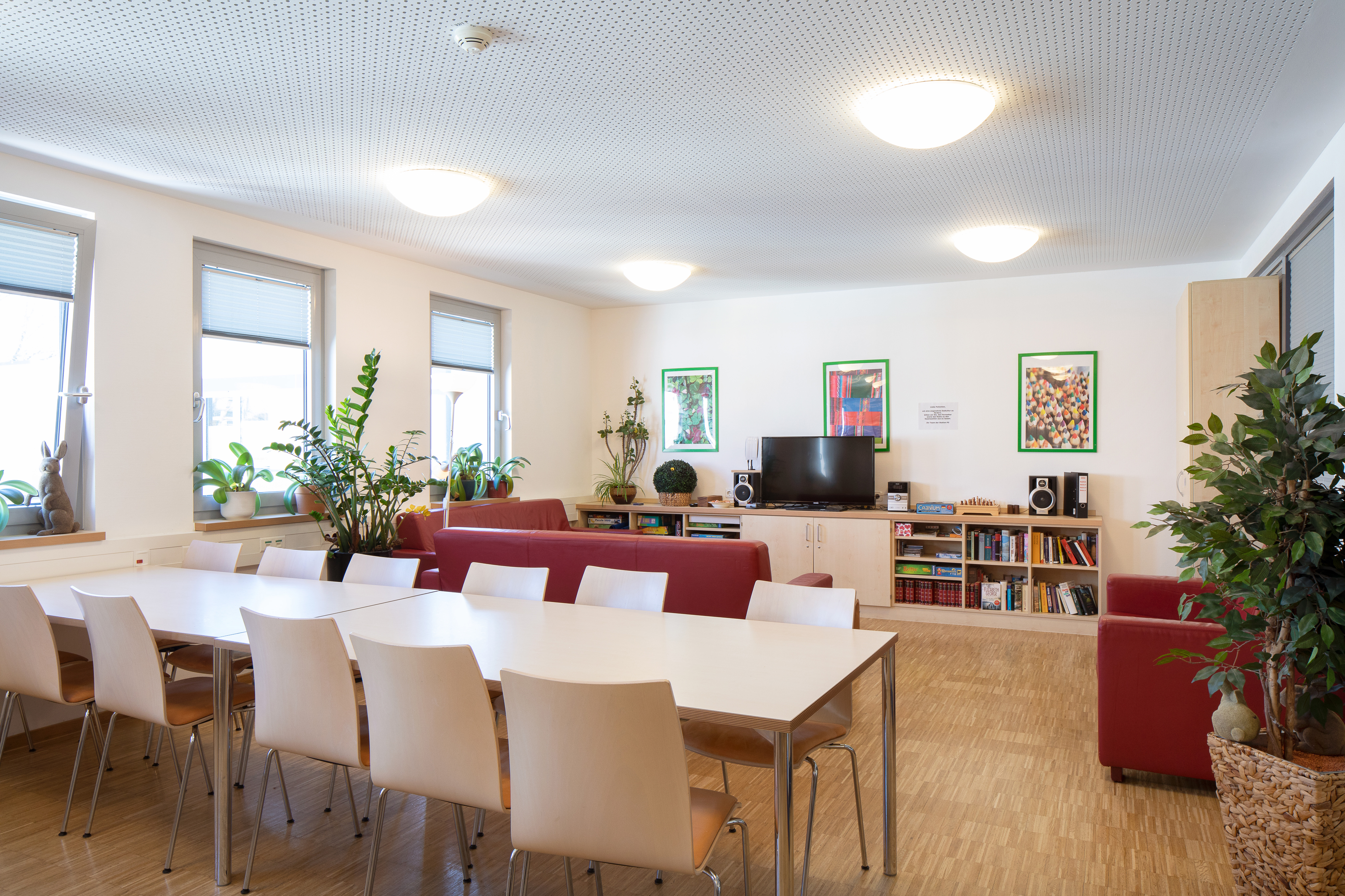Aufenthaltsraum für die Patientinnen und Patienten der Station P5 der LVR-Klinik für Psychiatrie und Psychotherapie Essen mit Sofas, Spielen und TV