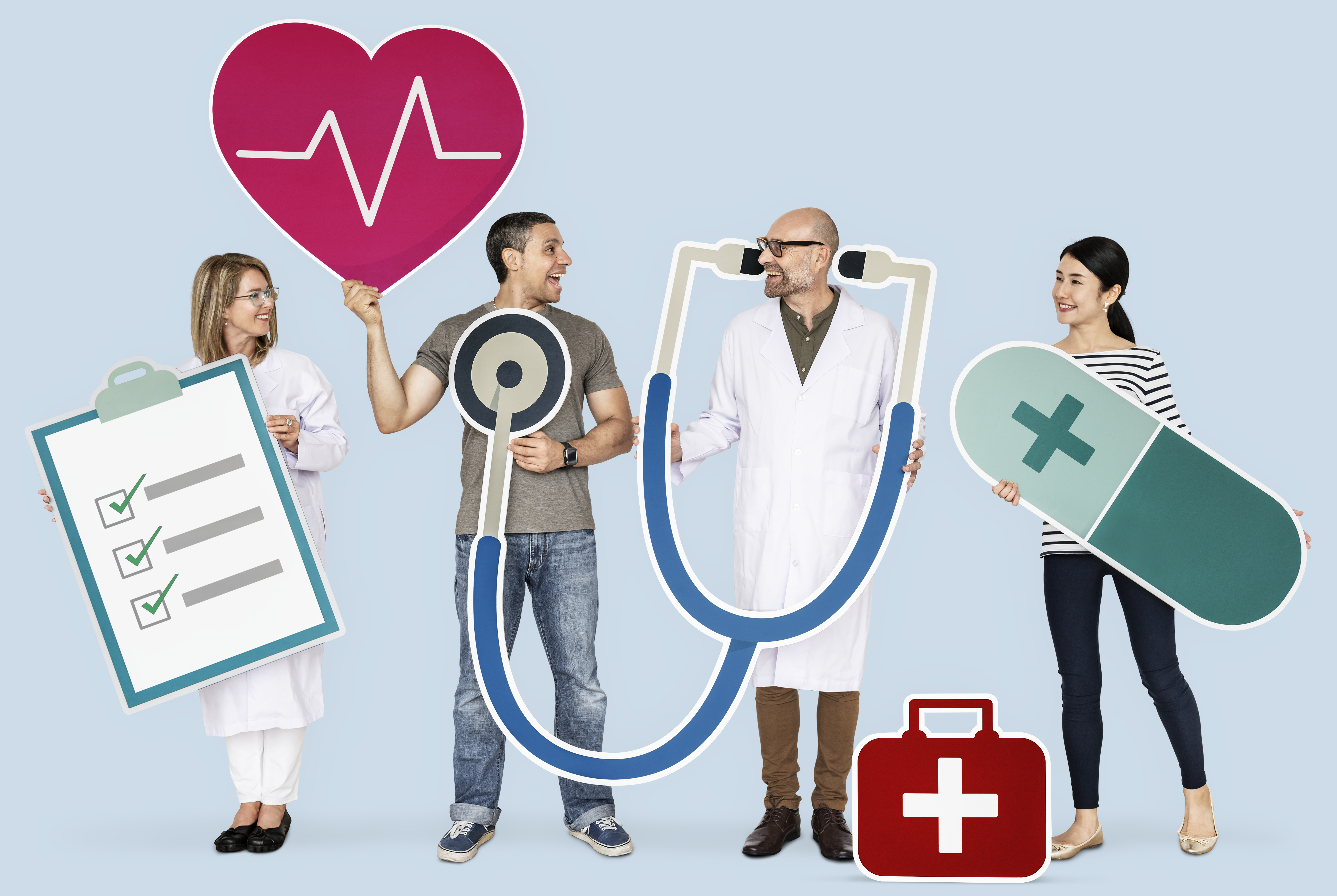 Vier Personen, die im medizinischen Bereich arbeiten.