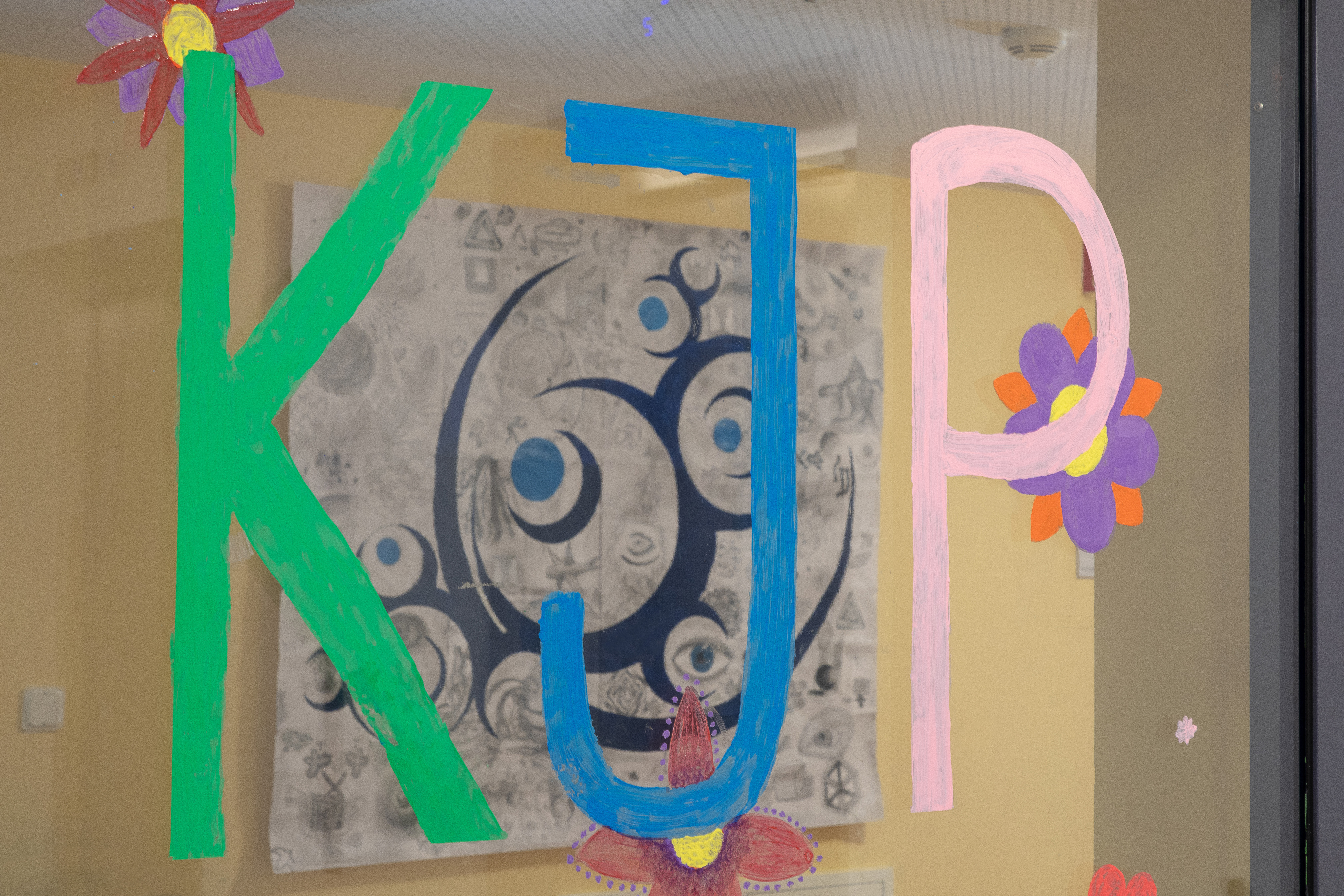 Die Eingangstür der Station mit der Aufschrift KJP in bunten Farben
