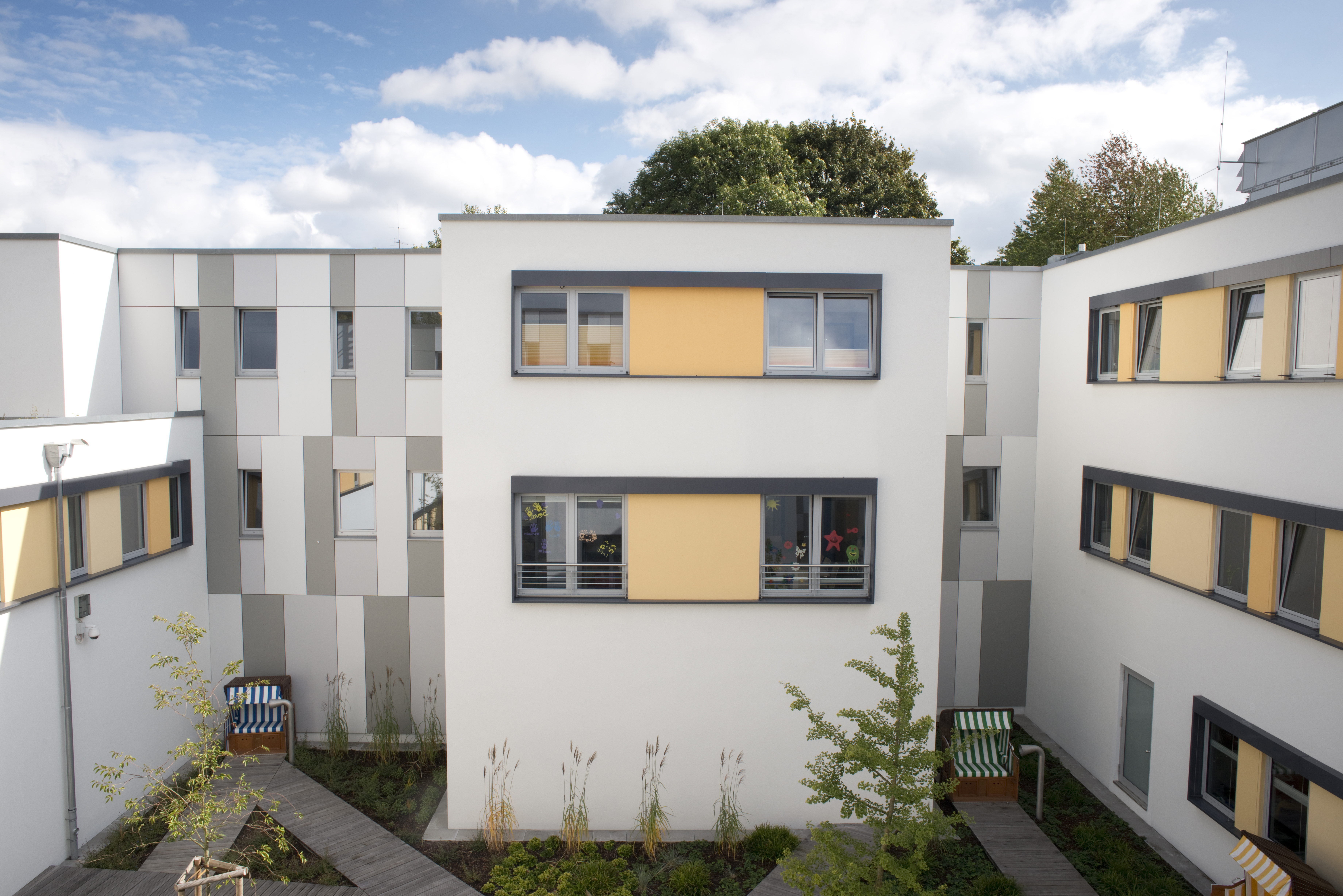 Auf dem Bild ist die Klinik für Psychiatrie, Psychosomatik und Psychotherapie des Kindes- und Jugendalters von außen zu sehen.
