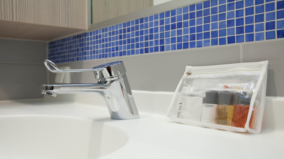 Badezimmer mit Wasserhahn und Pflegeset