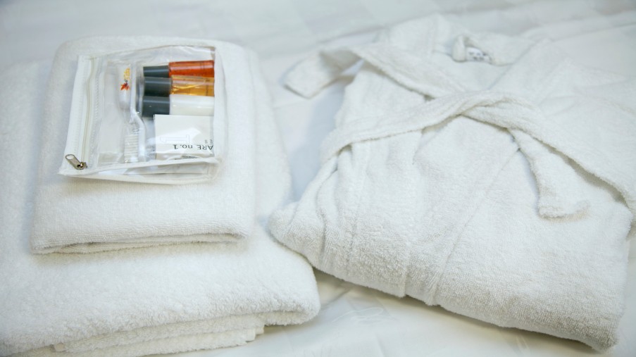 Bademantel und Pflegeset