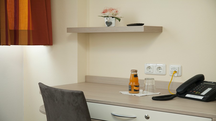Bild zeigt den Schreibtisch in einem Patientenzimmer mit Apfelsaft