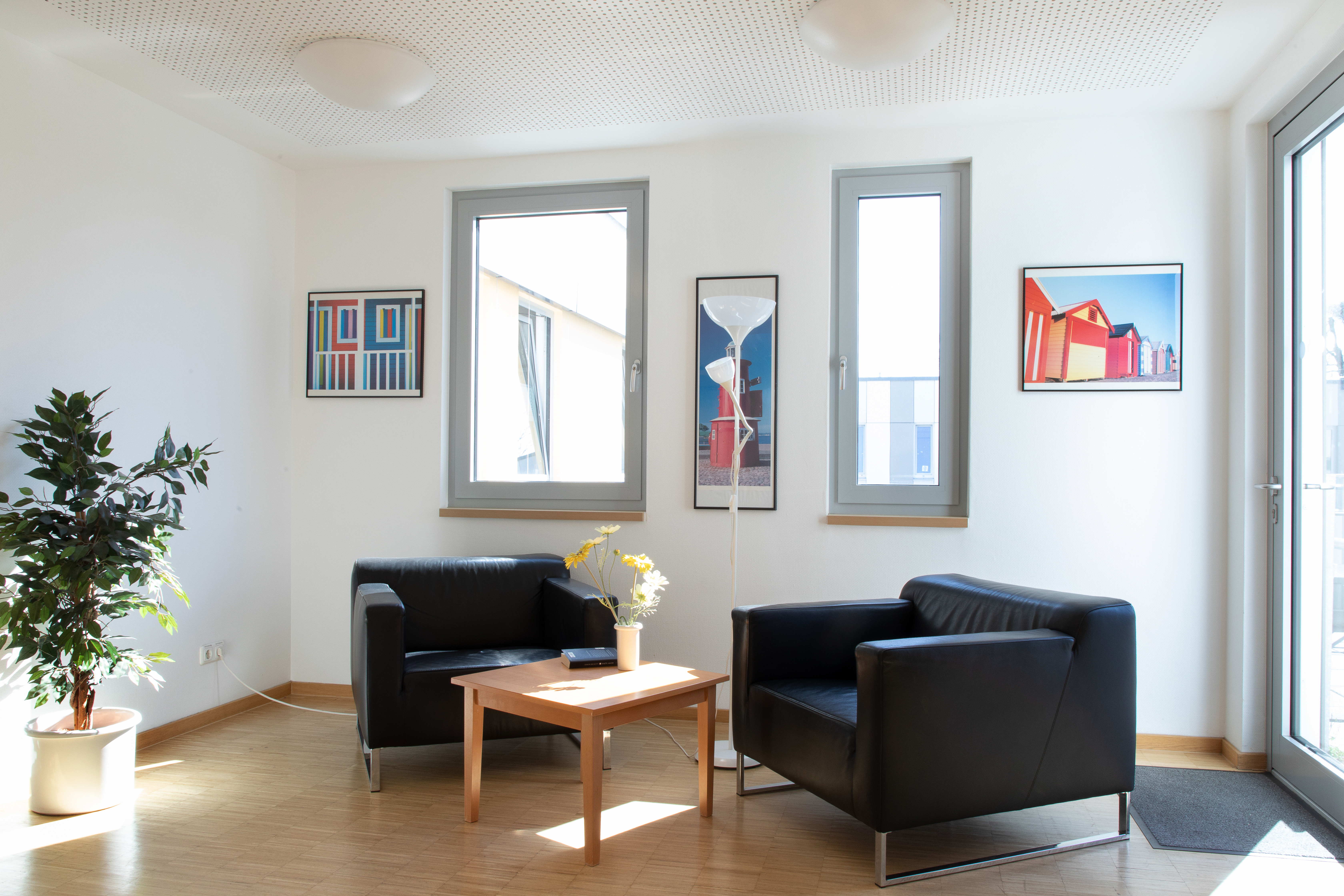 Zwei Sessel im Klinikum