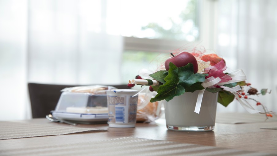 Gedeckter Tisch mit Blumendeko