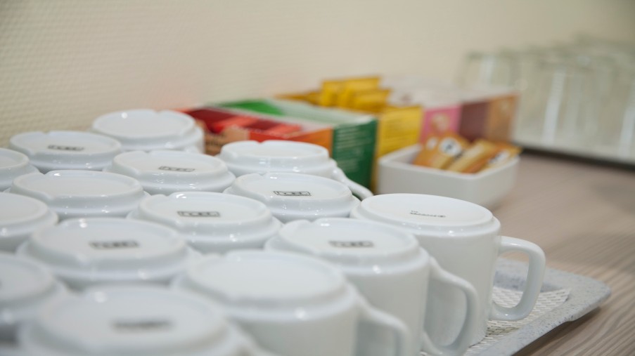 Baristabar mit Tassen