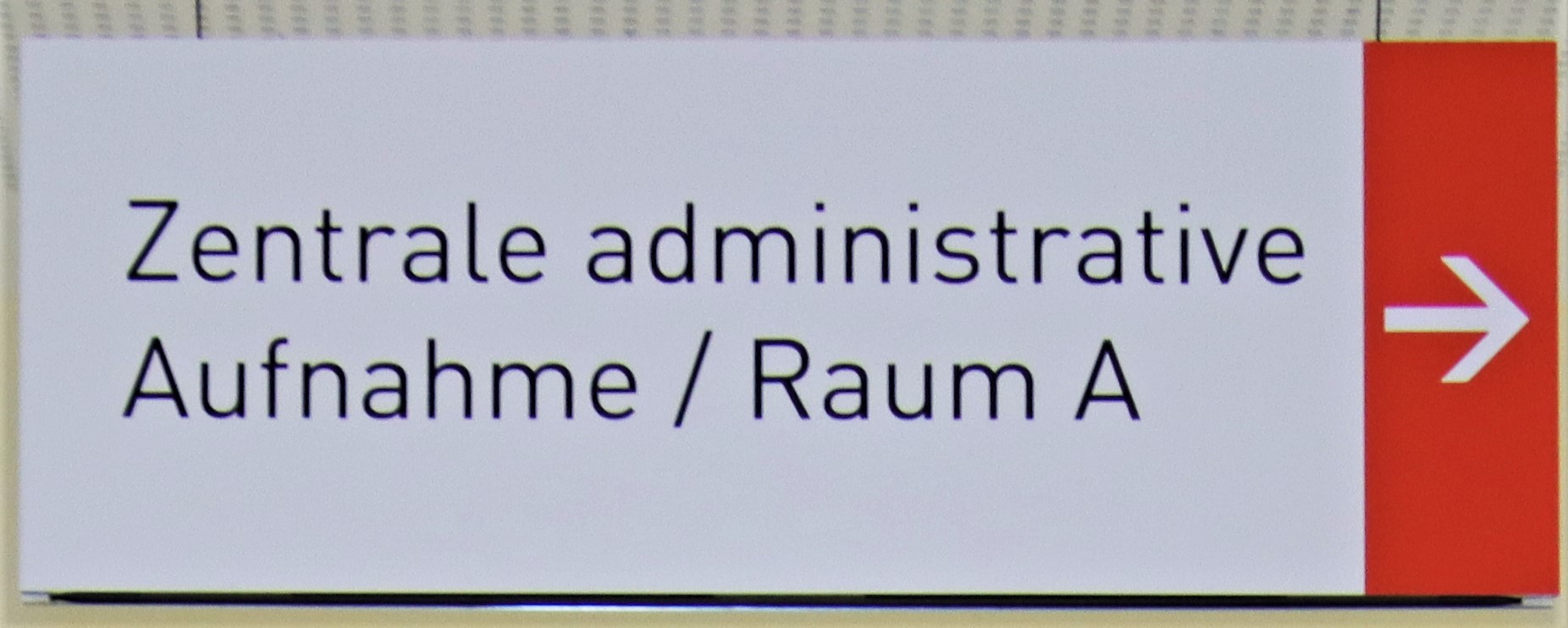 Schild, das zum Büro A der Zentralen Aufnahme führt