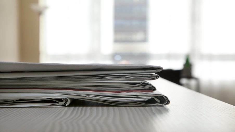 Auf dem Bild ist ein Stapel Zeitungen zu sehen